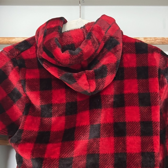 Red and black buffalo check plaid robe size 140 - Picture 5 of 6